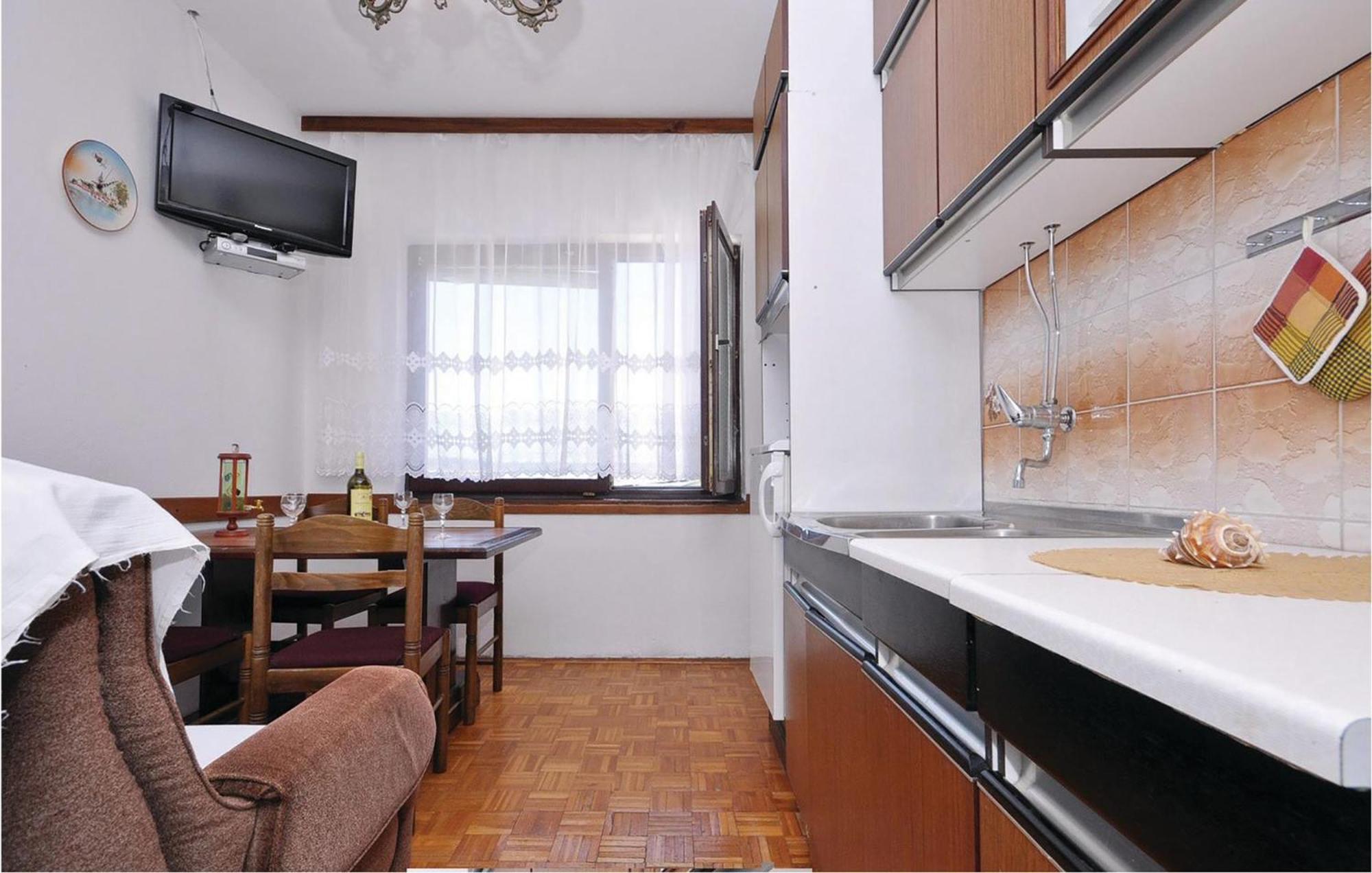 2 Bedroom Lovely Apartment In Стариград-Пакленица Екстериор снимка