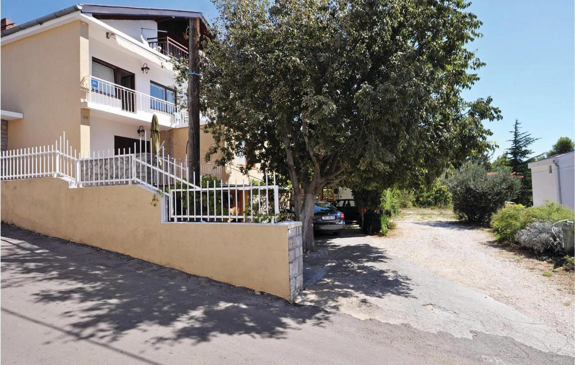 2 Bedroom Lovely Apartment In Стариград-Пакленица Екстериор снимка